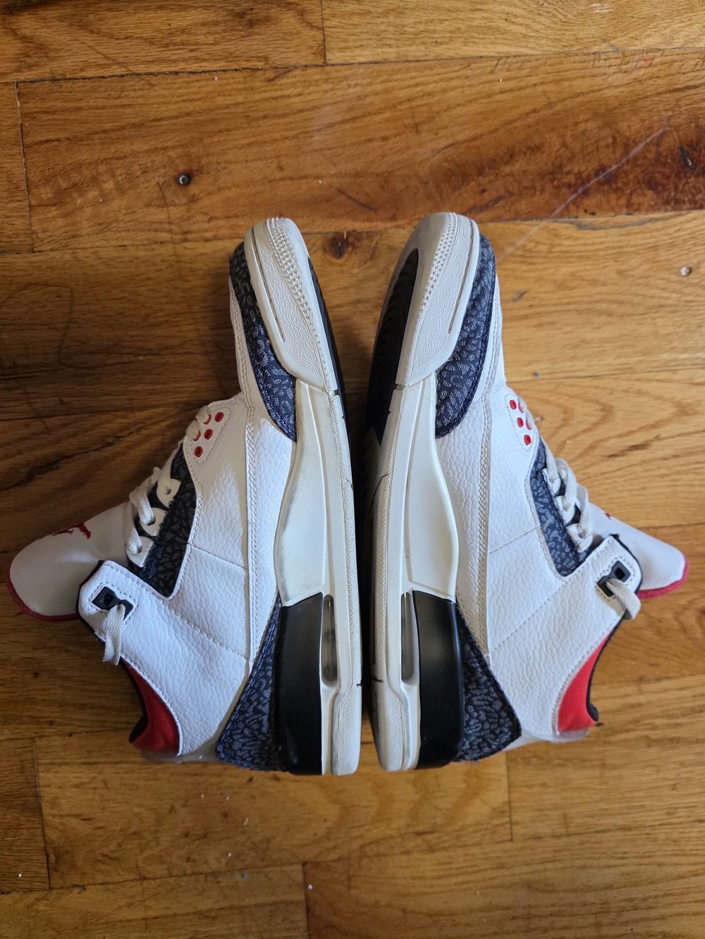 Jordan Men’s White/Red/Black Retro Sneakers - Picture 2 of 9
